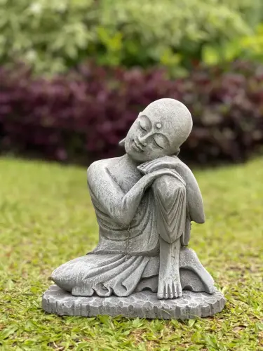 Artikelbild des Artikels “Amal - Buddha entspannt - linkes Knie hoch, 25 cm H | Steinguss “